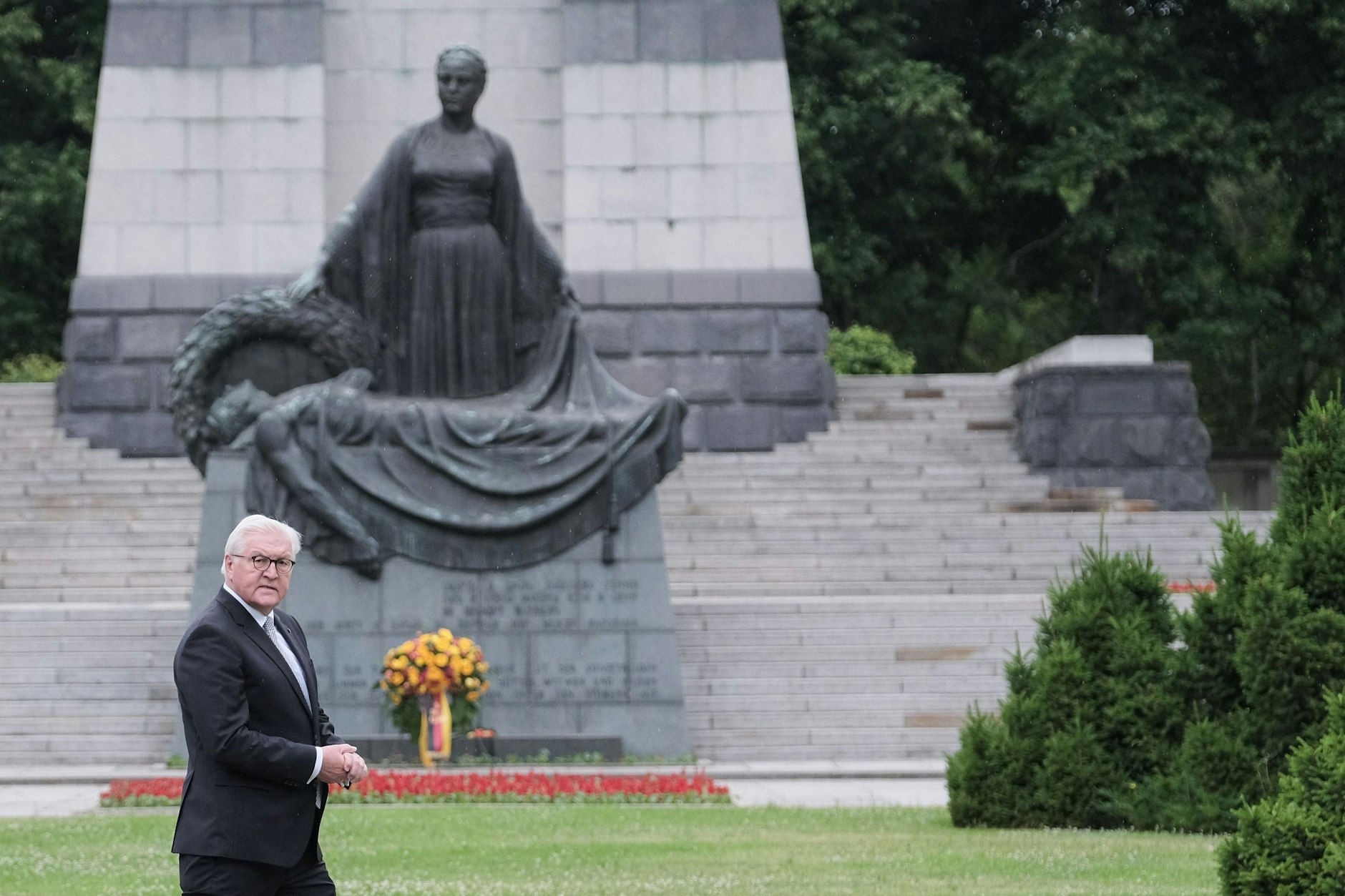Bundespräsidenten Frank Walter Steinmeier am Sowjetischen Ehrenmal Schönholzer Heide in Berlin Pankow.&nbsp;