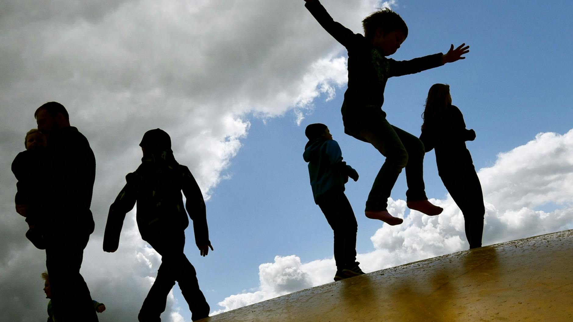 Fünf Kinder auf einem Haufen können sich eigentlich nicht langweilen. 