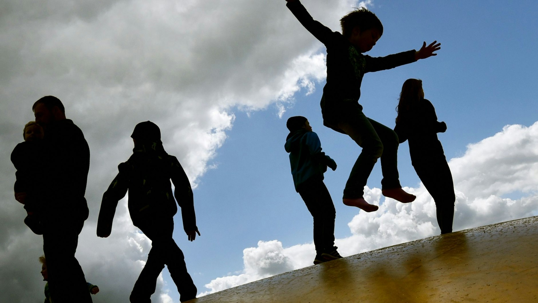 Fünf Kinder auf einem Haufen können sich eigentlich nicht langweilen.&nbsp;