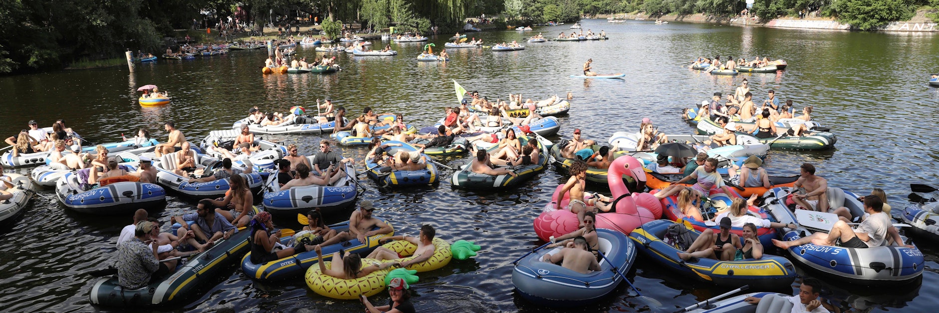 Unter dem Motto „Alle in einem Boot: die Zweite Rave-o-lution“ demonstrierten am Montagabend Mitglieder der Berliner Party- und Klubszene auf dem Landwehrkanal auf Booten und mit lauter Musik für mehr Freiheit beim Feiern. Der Senat will Kontaktbeschränkungen im Freien komplett aufheben.