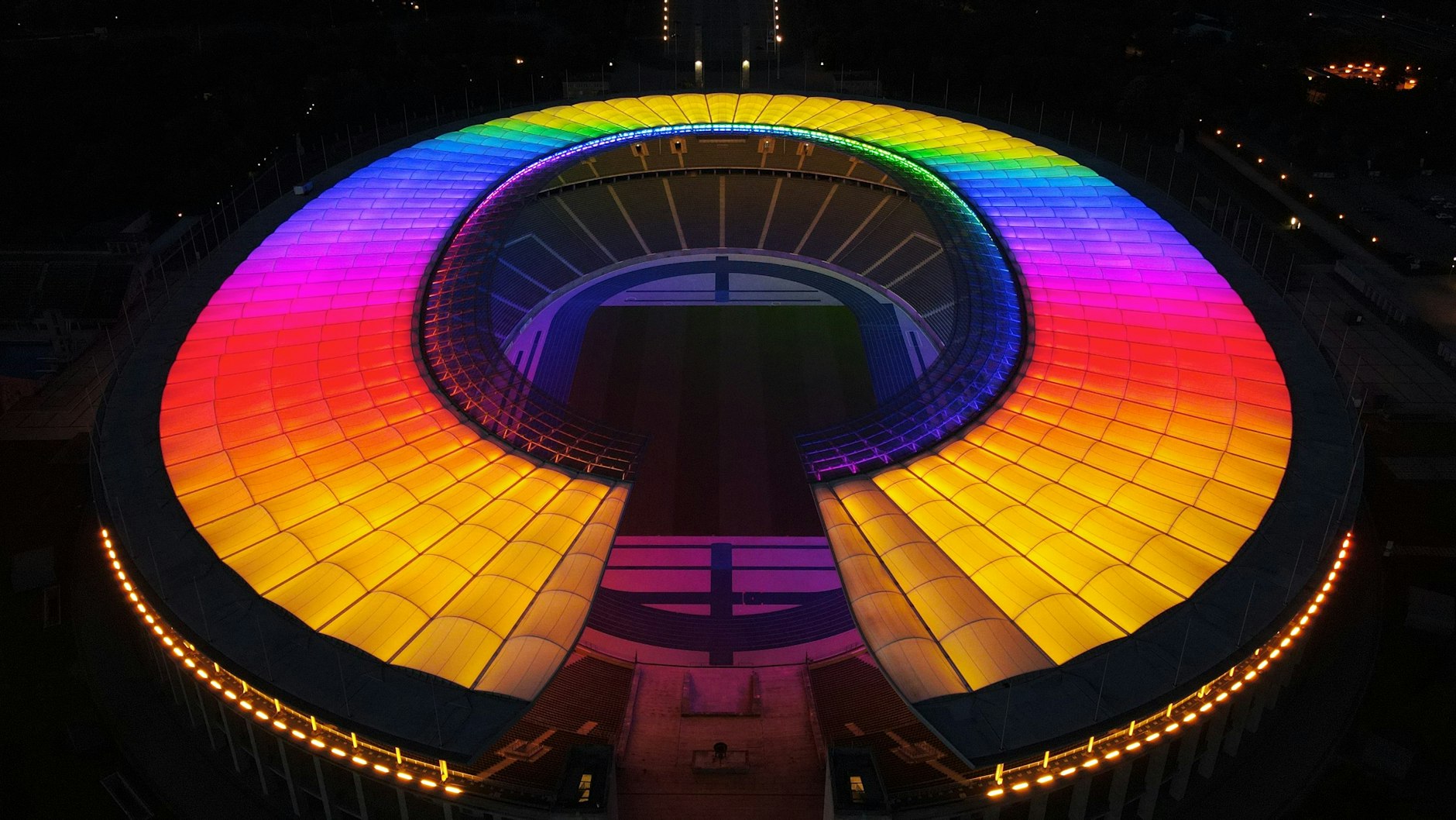 Das Olympiastadion erstrahlte schon einmal in den Regenbogenfarben. 