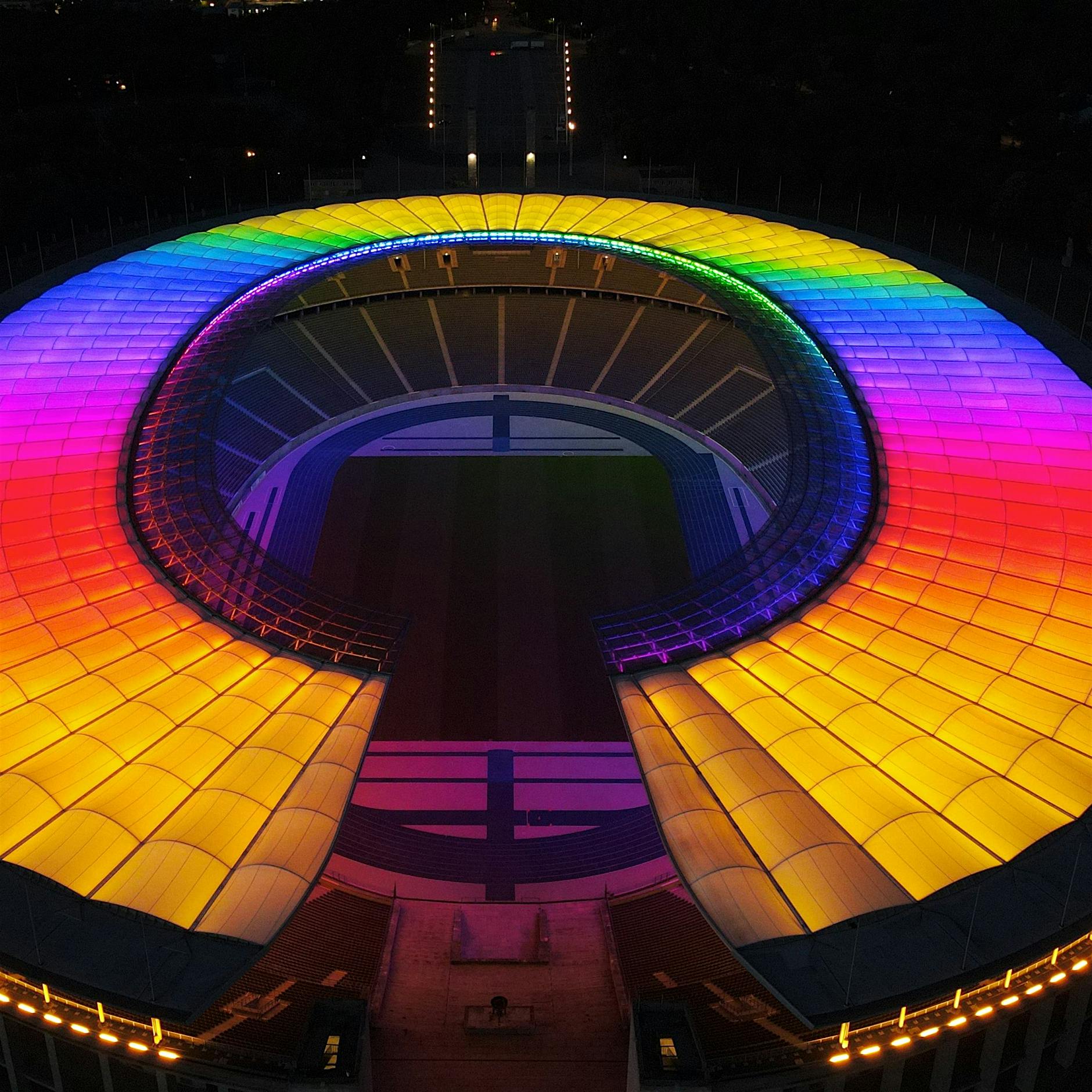 Nach Köln und Frankfurt: Auch Berlin beleuchtet Olympiastadion als Regenbogen