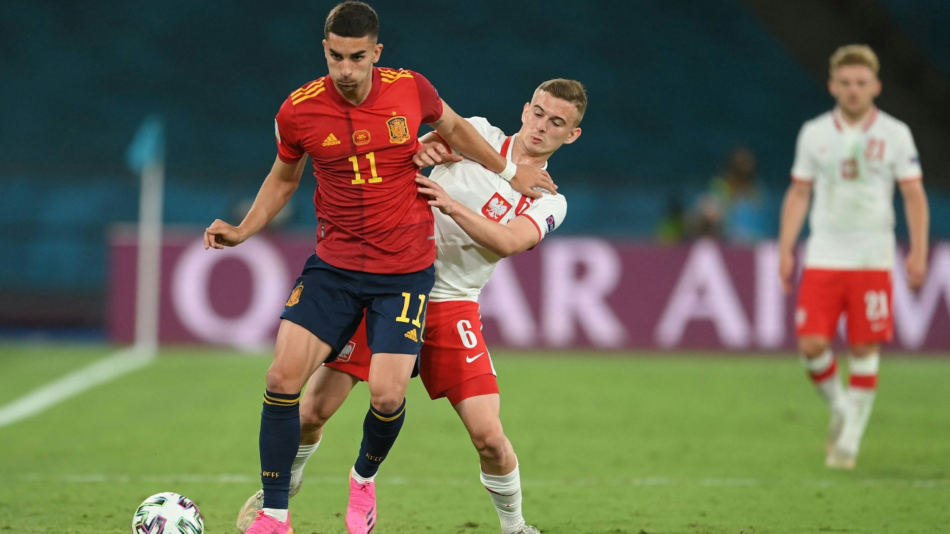 Polens&nbsp;Kacper Kozlowski, hier im Duell mit Spaniens Ferran Torres, ist aktuell der jüngste EM-Spieler aller Zeiten.&nbsp;