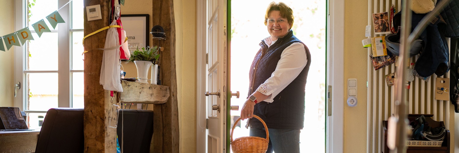 Landwirtin Juliane von der Ohe trägt einen Chip in der Hand, mit dem sie ihre Haustür öffnet.