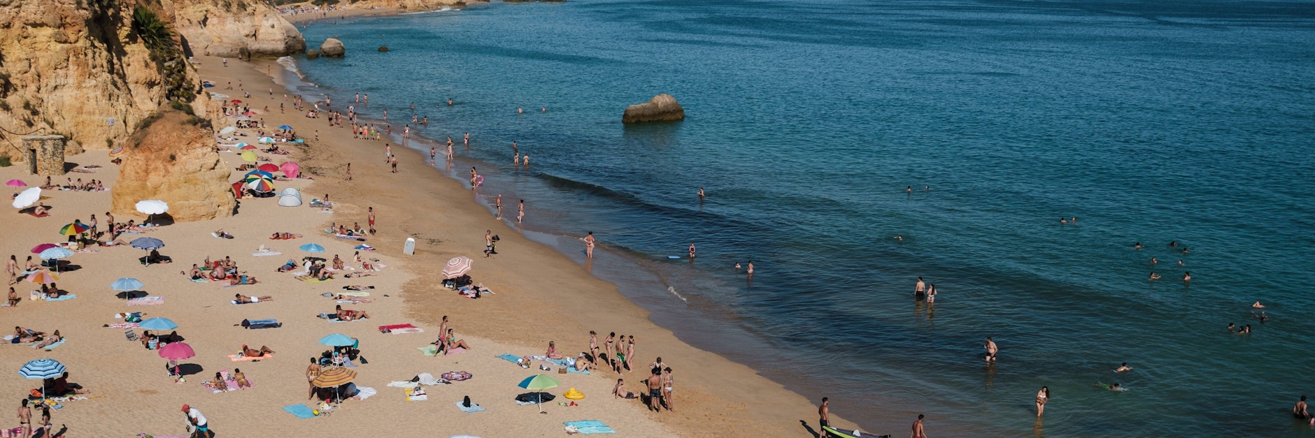 Ein beliebter Strand an der portugiesischen Algarve. Doch gerade hier breitet sich die Delta-Variante aus.