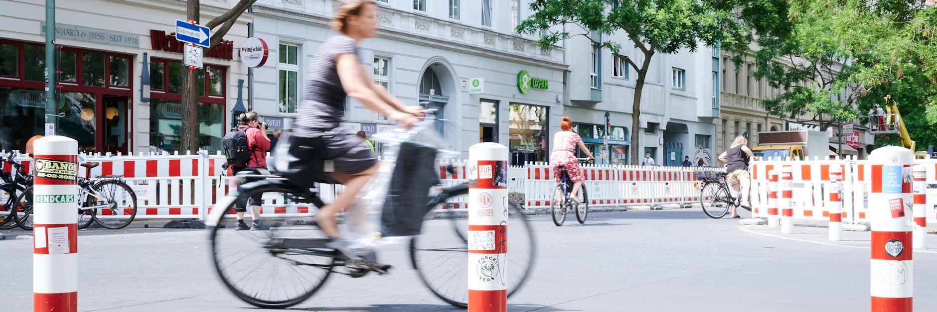 Radfahrer bahnen sich ihren Weg zwischen den Baustellen des Radweges auf der Bergmannstraße.&nbsp;&nbsp;