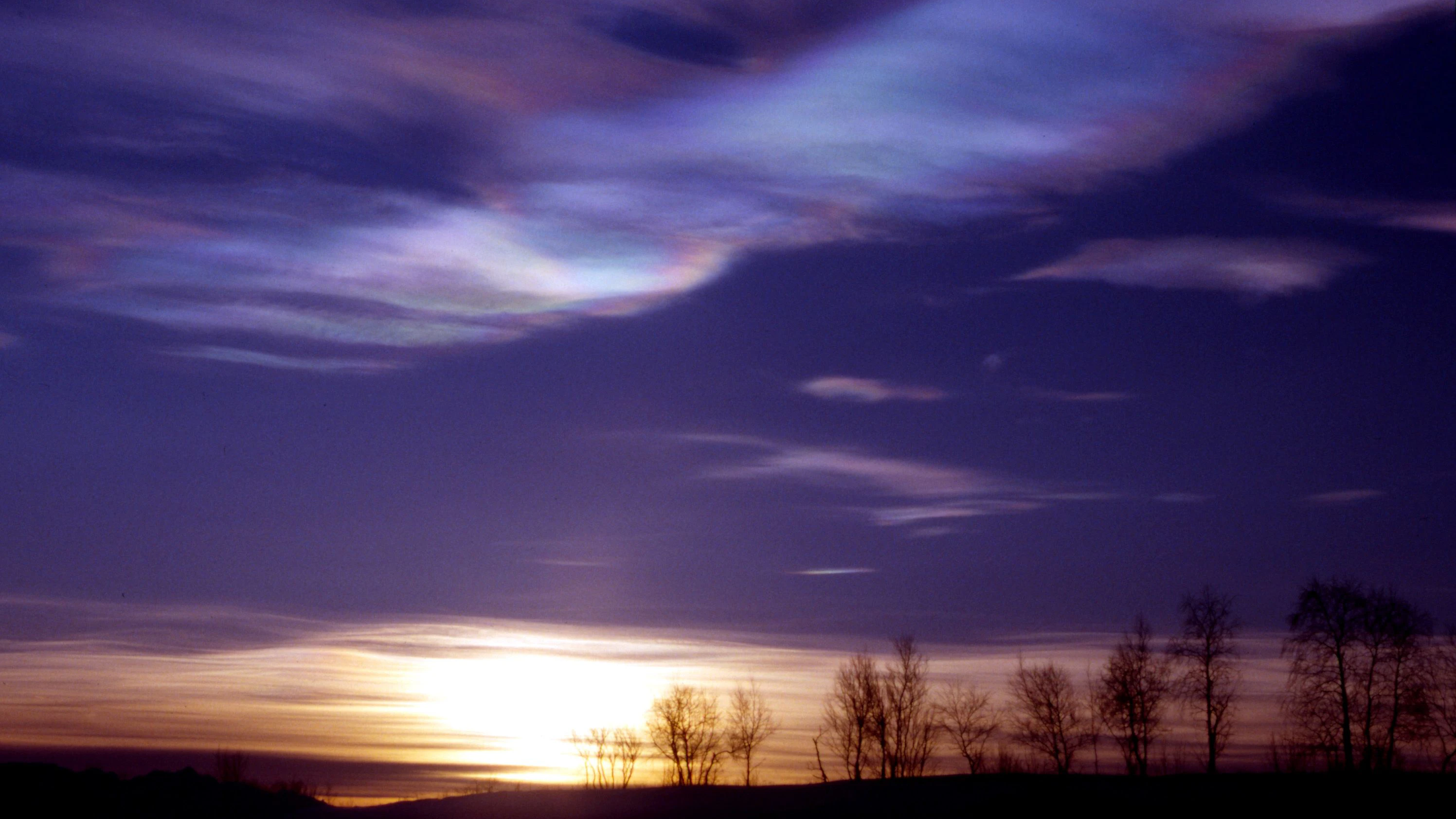 Das Bild zeigt stratosphärische Wolken über Kiruna in Schweden. Stratosphärische Wolken wie diese über der Arktis bieten ideale Bedingungen für chemische Reaktionen, die Chlor in eine Form umwandeln, die die schützende Ozonschicht der Erde abbaut.