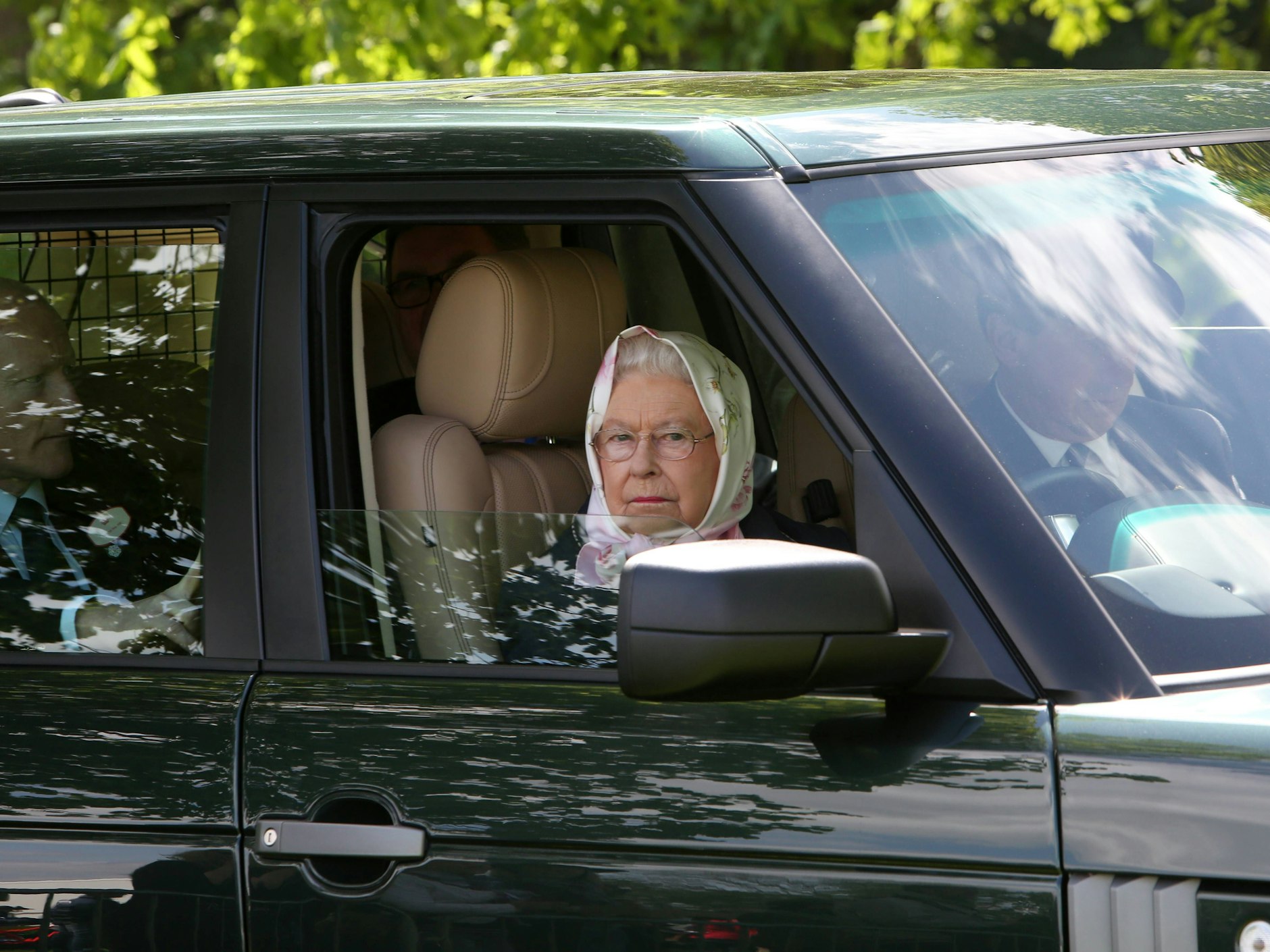 Dass Queen Elizabeth II. gern selbst das Auto steuert, ist kein Geheimnis. Genauso wenig wie die Tatsache, dass ihre Kopftücher immer von Hermés sind. Auf diesem Foto von 2016 trägt sie ein florales Design, bei dem höchstens Halme geknickt werden, aber keine Körperteile berühmter Persönlichkeiten.