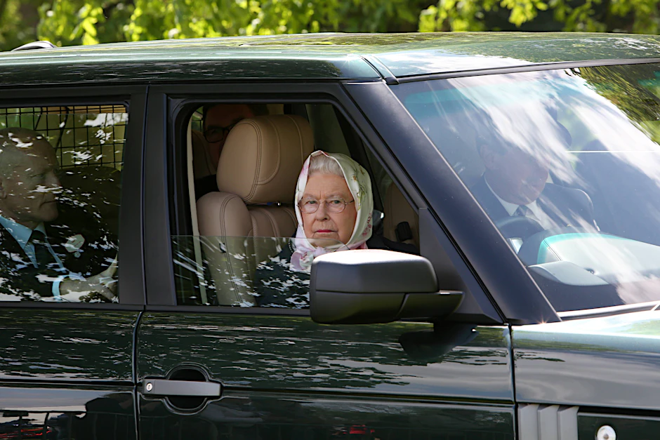 Dass Queen Elizabeth II. gern selbst das Auto steuert, ist kein Geheimnis. Genauso wenig wie die Tatsache, dass ihre Kopftücher immer von Hermés sind. Auf diesem Foto von 2016 trägt sie ein florales Design, bei dem höchstens Halme geknickt werden, aber keine Körperteile berühmter Persönlichkeiten.