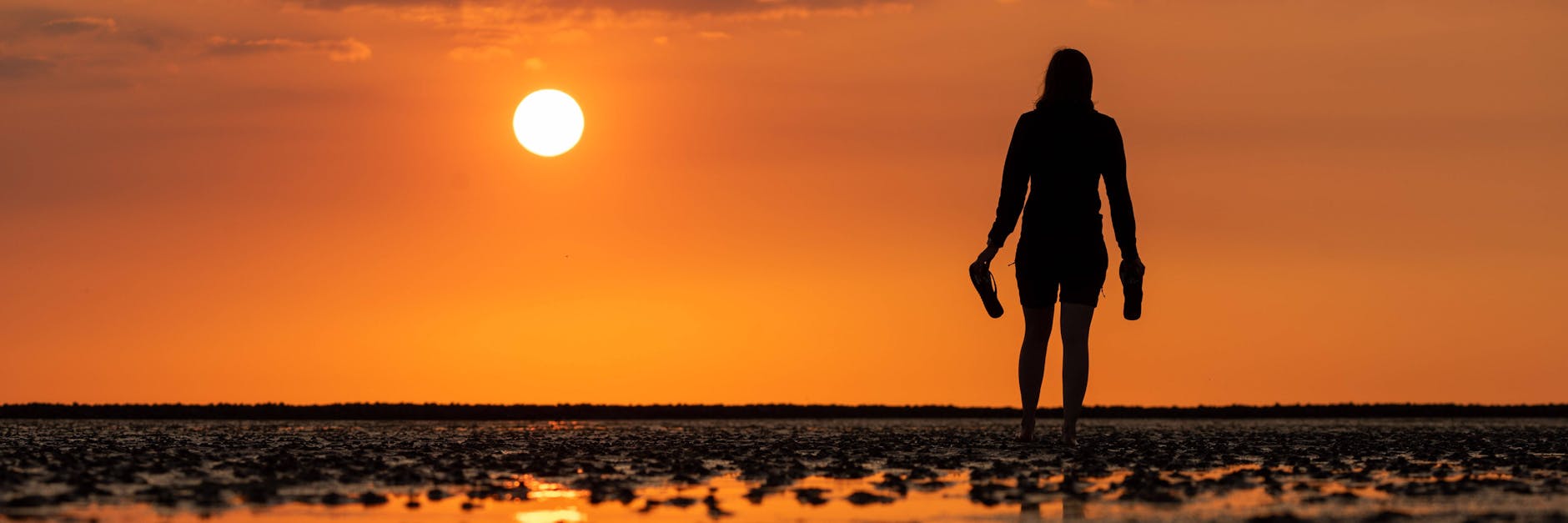 Sommerabend an der Nordsee: Touristen aus anderen Bundesländern können an den Stränden Urlaub machen, aber in Hotels und Restaurants gelten strenge Regeln.