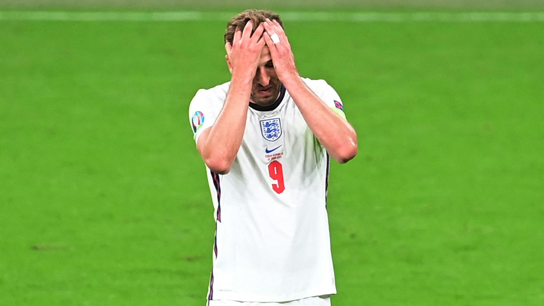 Englands Harry Kane kann es nicht fassen. Trotz Superform will dem Noch-Tottenham-Star bei der EM partout nichts gelingen.