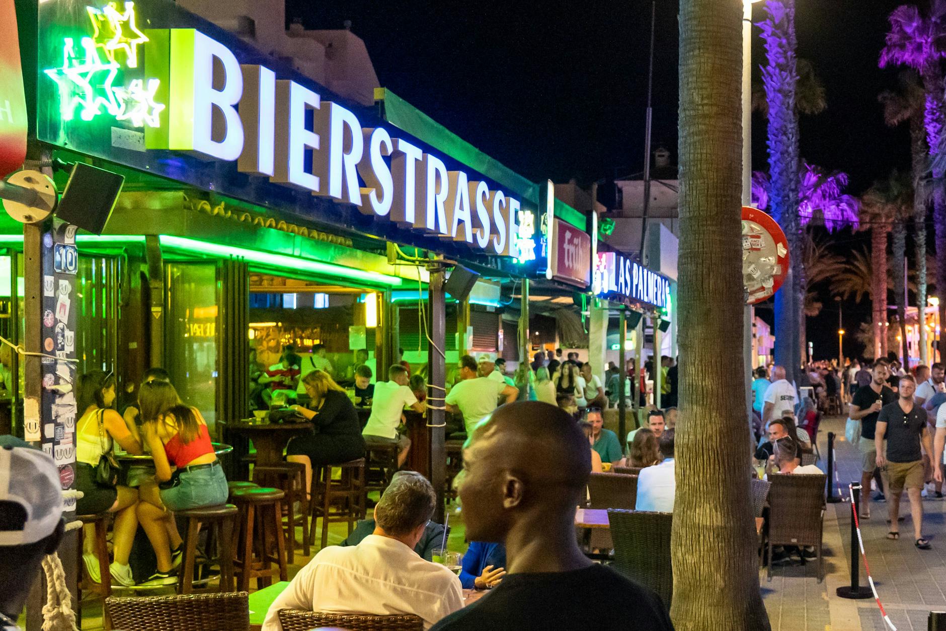 Ist die Party bald vorbei? Die sogenannte Bierstraße auf Mallorca (Archivbild).