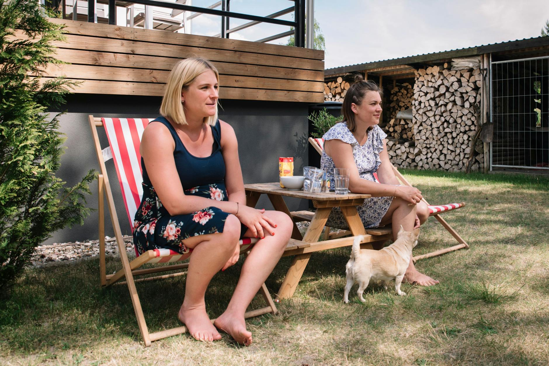 Juliane (Jule) Liebs (links) und Kristin Blank sind schwanger und besprechen sich über ihre Zukunft. Sie leben in Godendorf, Mecklenburg-Vorpommern.