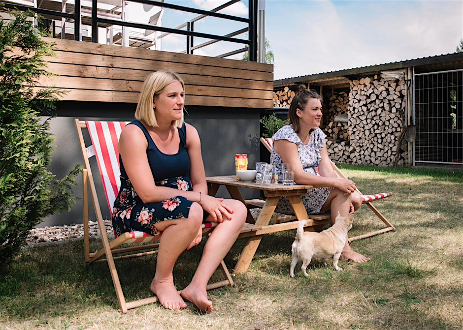 Juliane (Jule) Liebs (links) und Kristin Blank sind schwanger und besprechen sich über ihre Zukunft. Sie leben in Godendorf, Mecklenburg-Vorpommern.