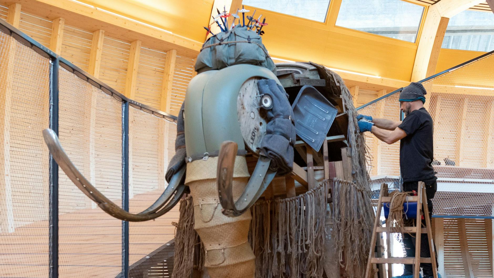 Der Künstler Andreas Edelblut arbeitet auf der Baustelle der Kinderwelt Anoha des Jüdischen Museums.