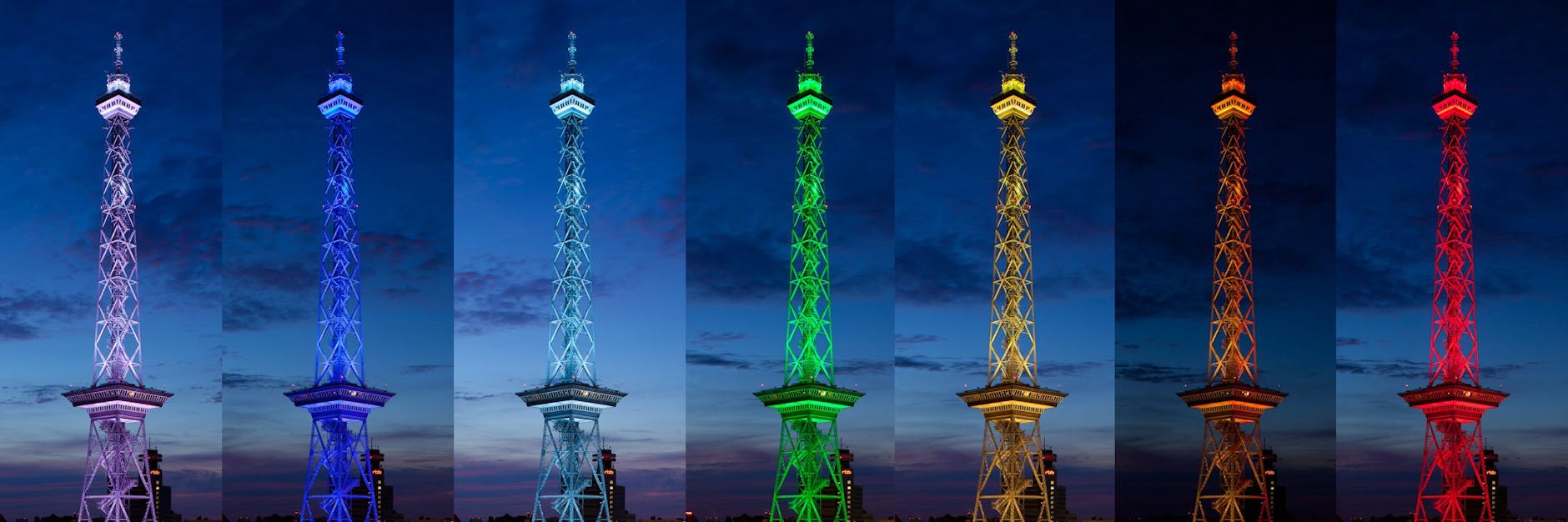 Der Funkturm in den Regenbogenfarben.