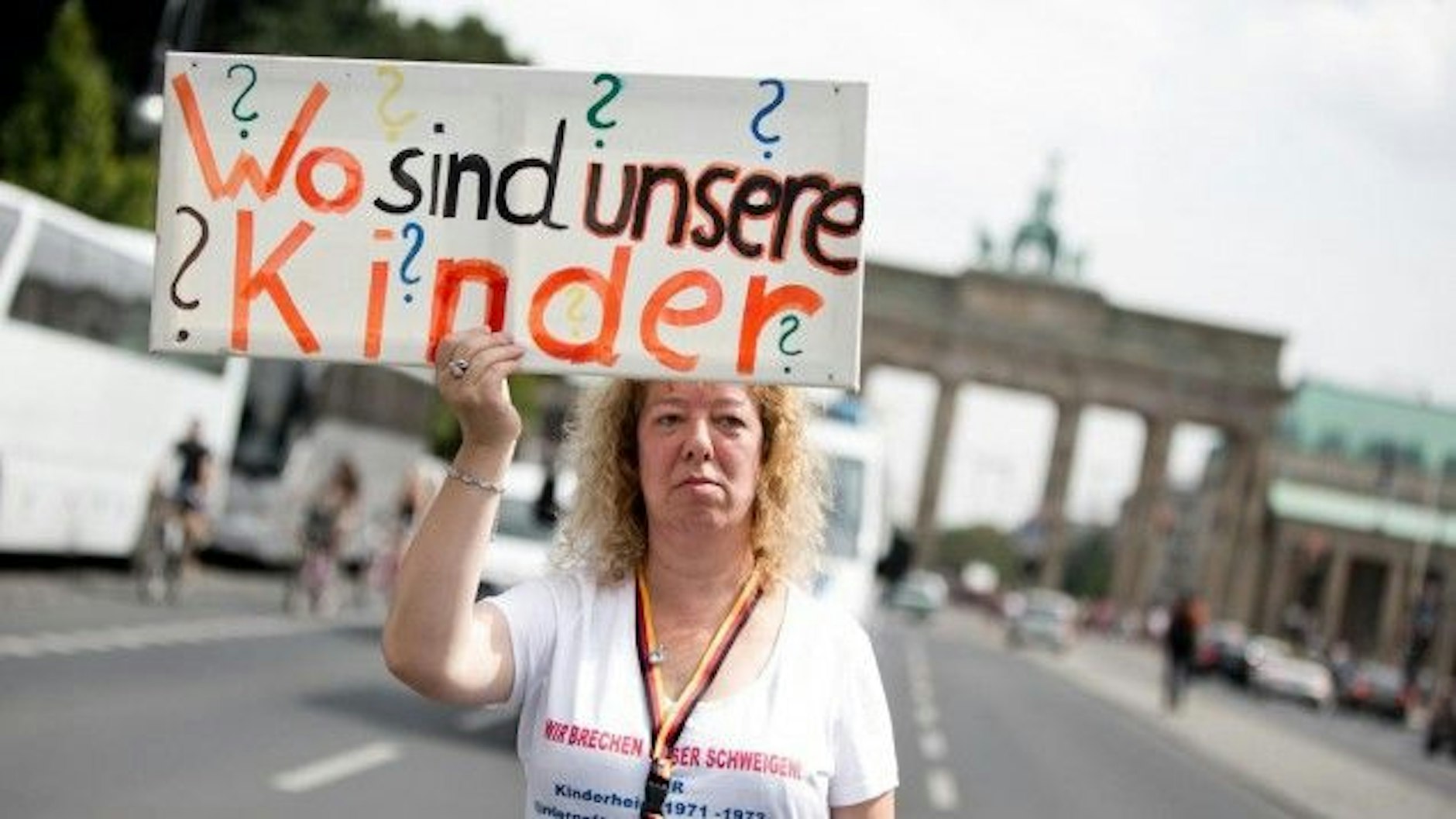 Opfer von Zwangsadoptionen gehen für die Aufarbeitung des Unrechts auf die Straße (Archivbild).