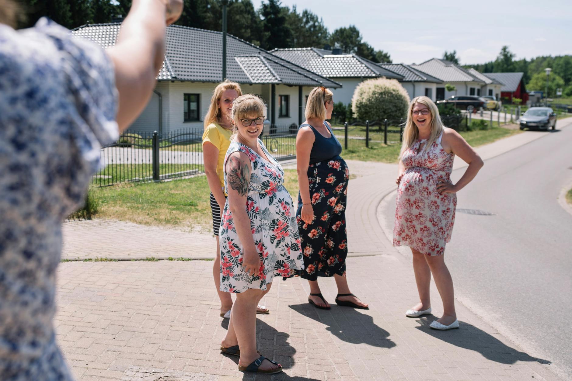 Für den Gruppenfototermin haben sich die schwangeren Frauen extra Sommerkleider angezogen.