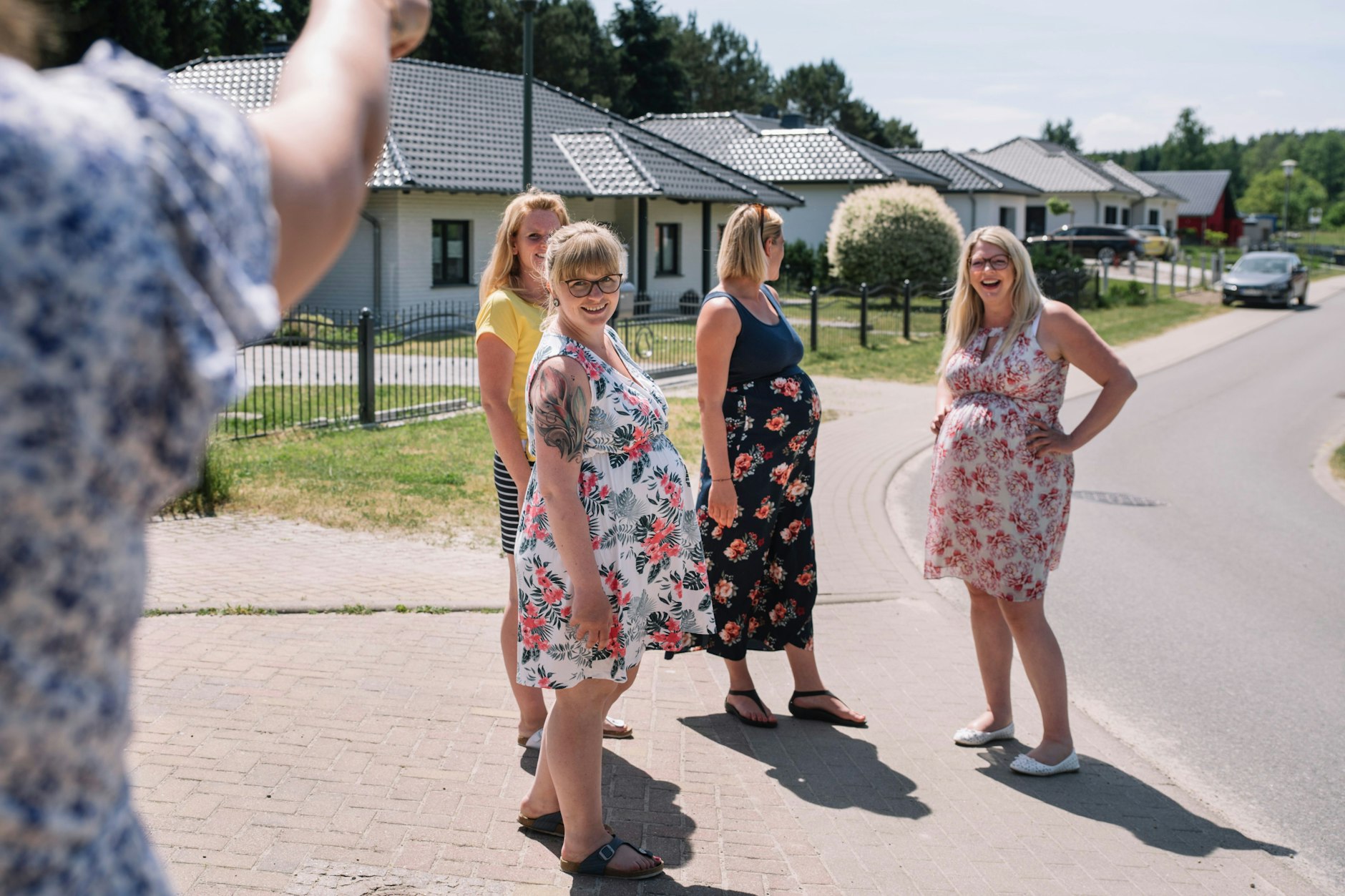 Für den Gruppenfototermin haben sich die schwangeren Frauen extra Sommerkleider angezogen.