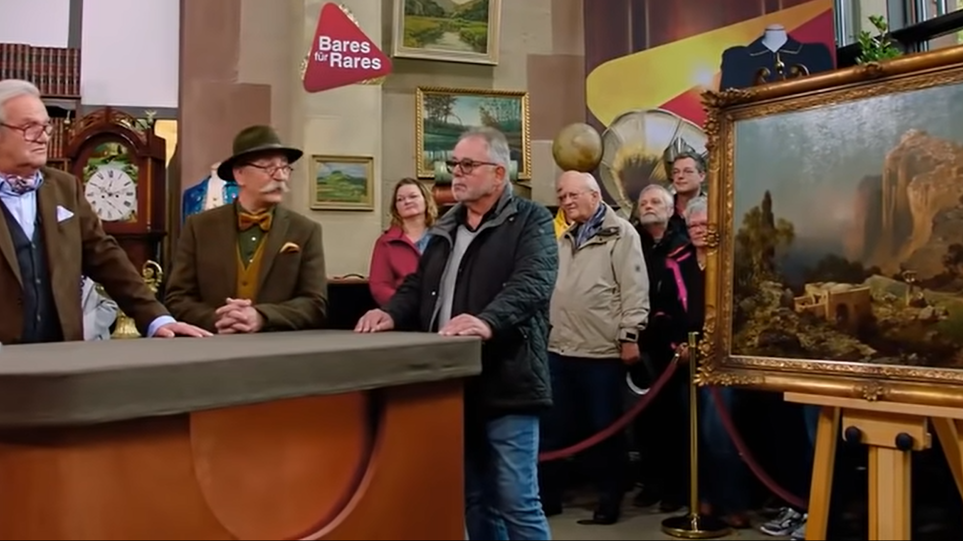 Kunst-Experte Albert Maier, Moderator Horst Lichter und Verkäufer Harald Puschmann bei der Bares für Rares-Expertise.