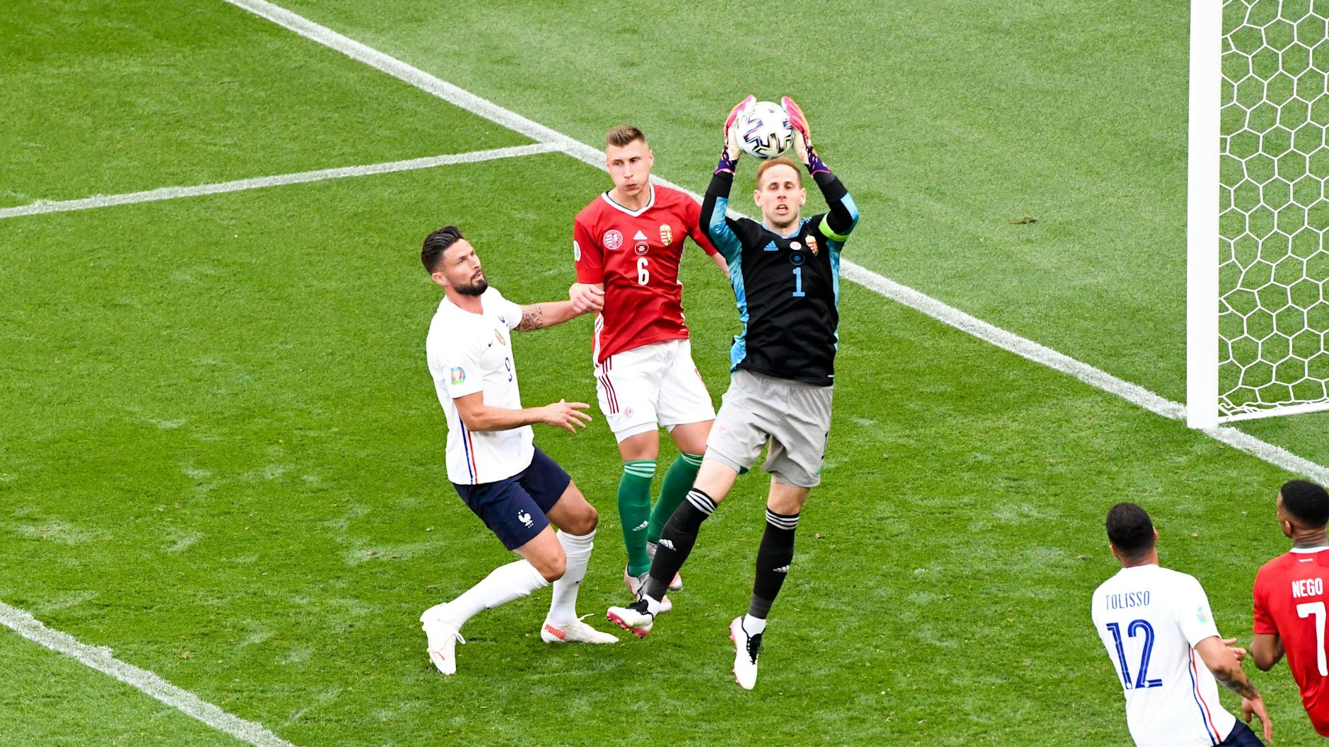 Péter Gulácsi fängt eine Flanke ab. Vereins- und Nationalmannschaftskollege Willi Orban sichert ihn ab.