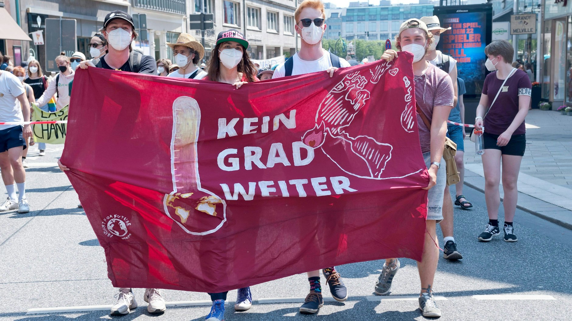 Die vom Weltklimarat beschriebenen Folgen werden vor allem die jüngeren Generationen treffen. Diese wehren sich dagegen. Hier ein Protest in Hamburg, Juni 2021.