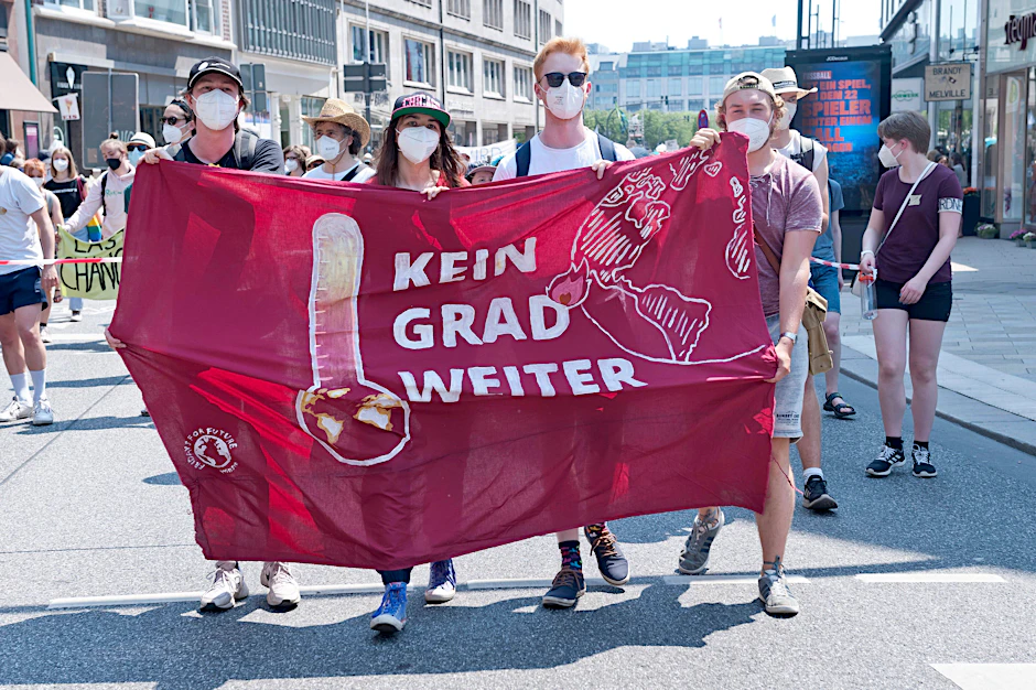 Die vom Weltklimarat beschriebenen Folgen werden vor allem die jüngeren Generationen treffen. Diese wehren sich dagegen. Hier ein Protest in Hamburg, Juni 2021.