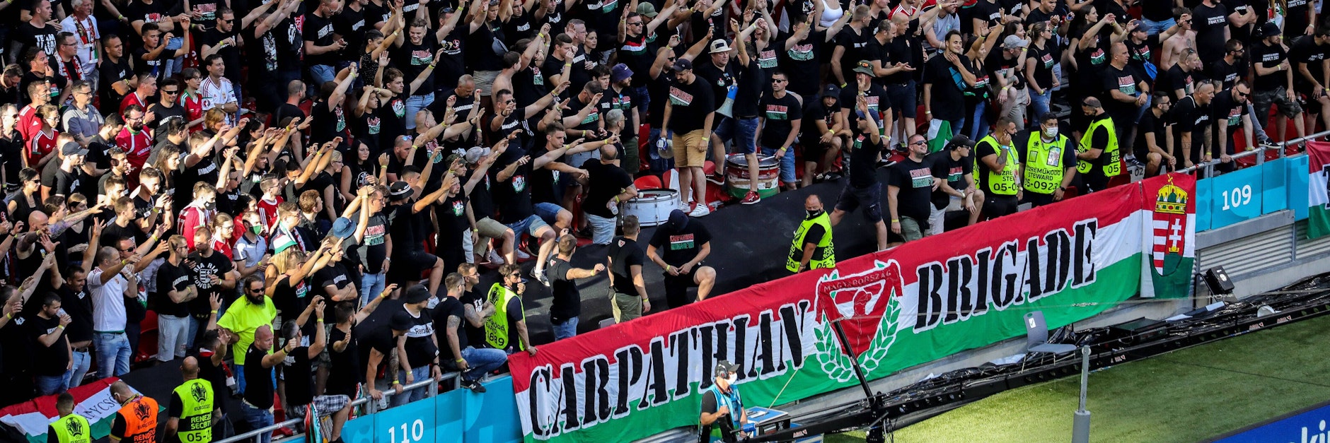 Ein schwarzer Block auf der EM-Tribüne: Die neonazistische Carpathian Brigade kommt auch zum Spiel zwischen Deutschland und Ungarn nach München.
