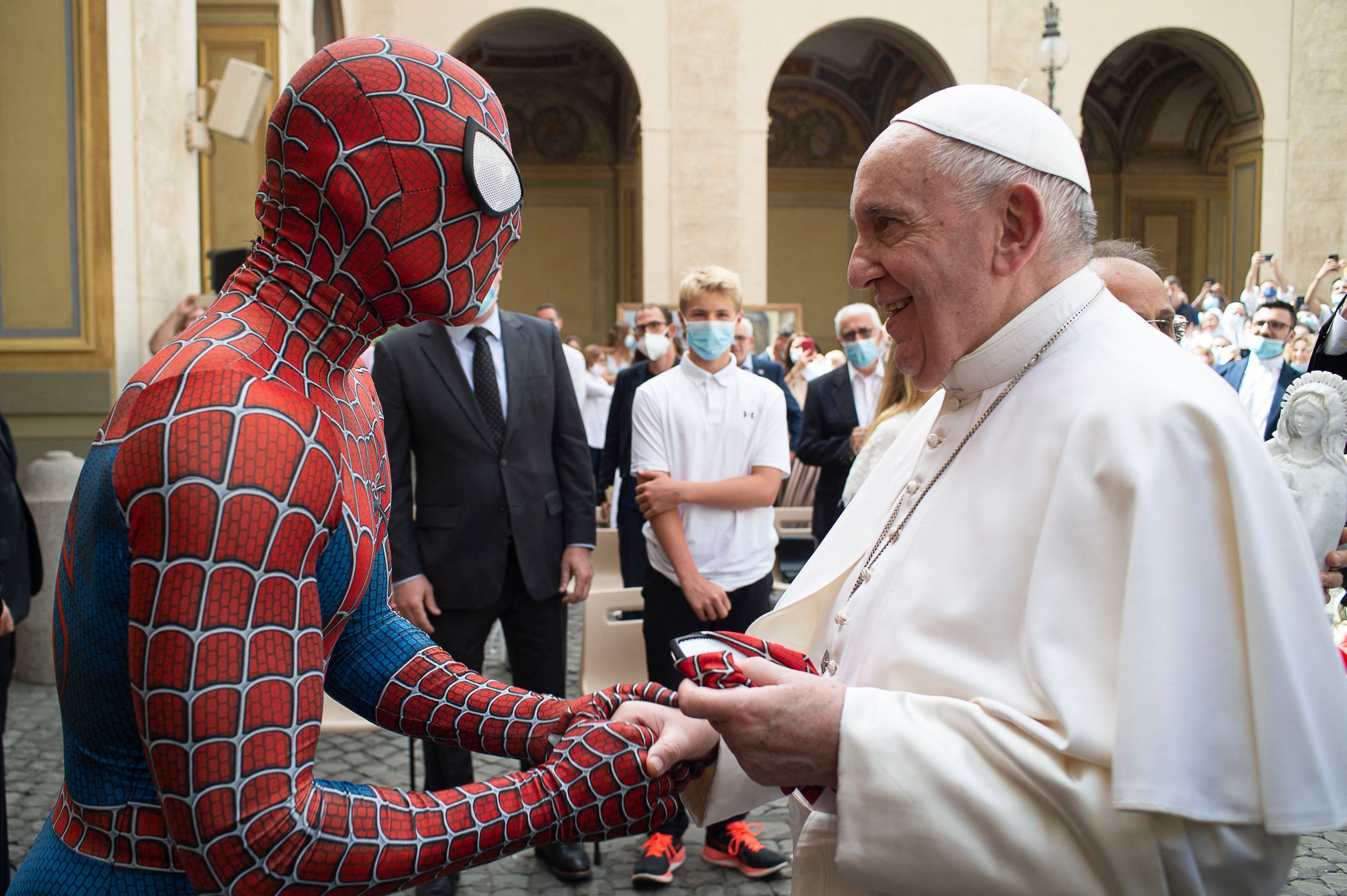 Papst trifft Spiderman und schüttelt ihm die Hand