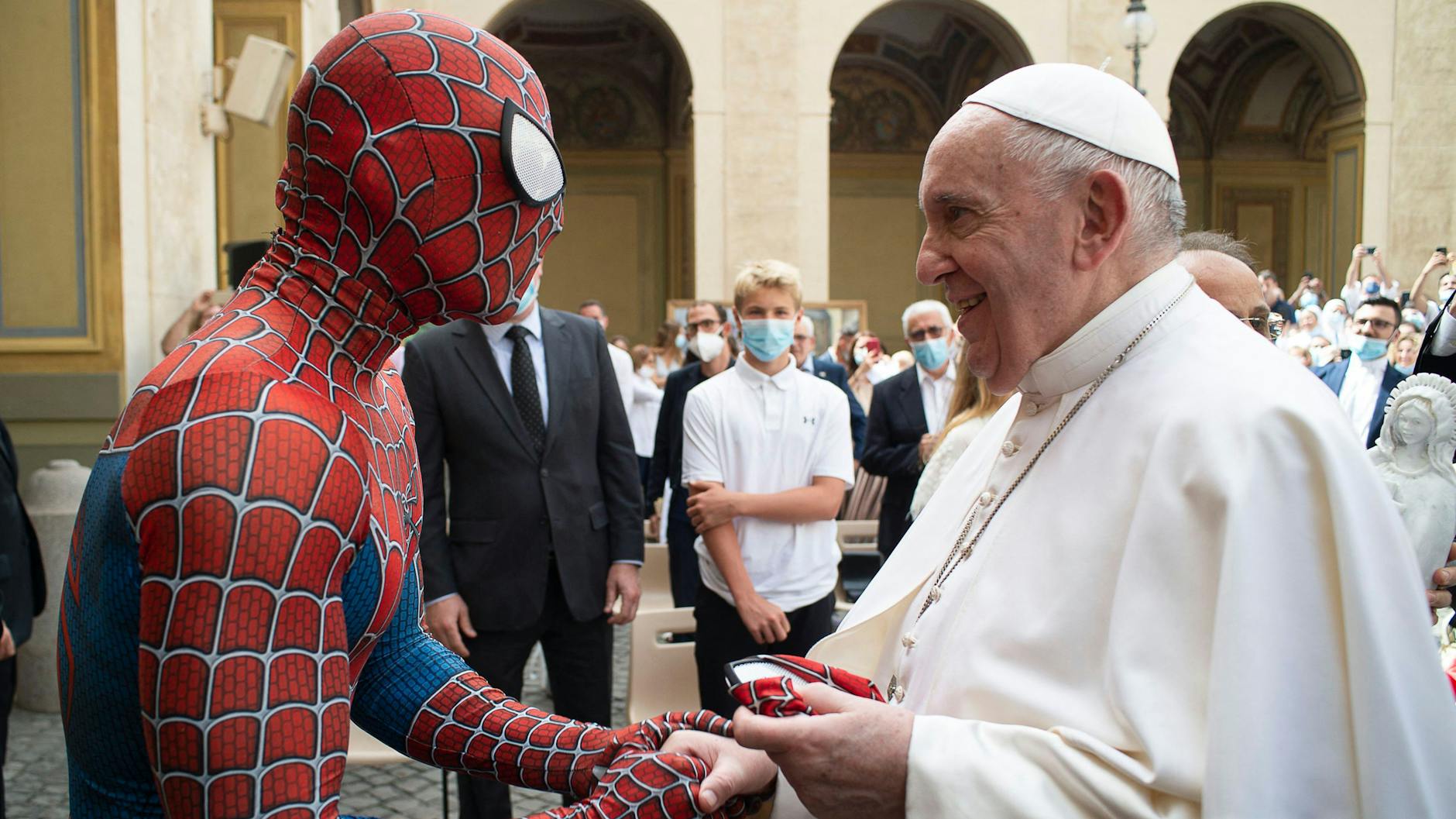 Spiderman und Papst Franziskus beim Handschlag. Der Mann im Superhelden-Kostüm besucht als Comicfigur verkleidet kranke Kinder in Kliniken.