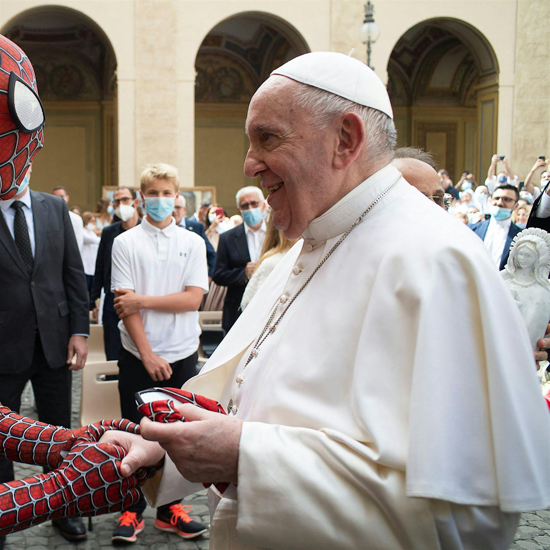 Papst trifft Spiderman und schüttelt ihm die Hand