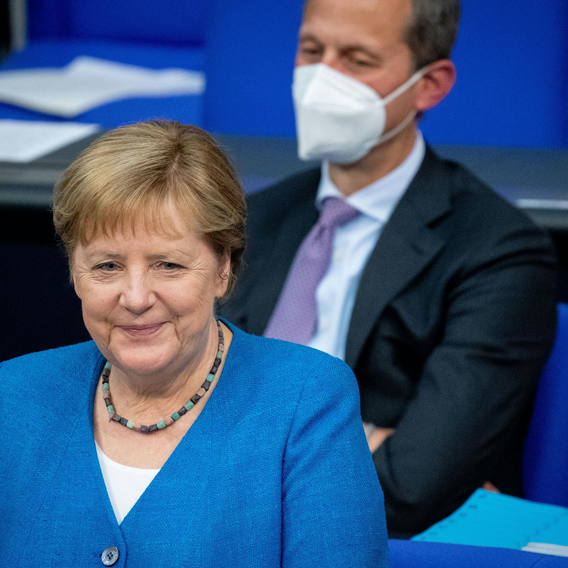 Kanzlerin Angela Merkel geht, und sie hat Spaß dabei