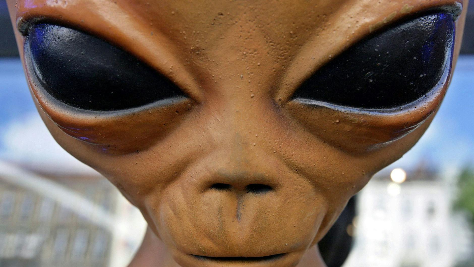 Würden die wirklich so gucken? Ja, würde man sie überhaupt erkennen, wenn es sie gäbe? Ein Alien aus Kunststoff, 2007 an einem Schaufenster in Berlin.