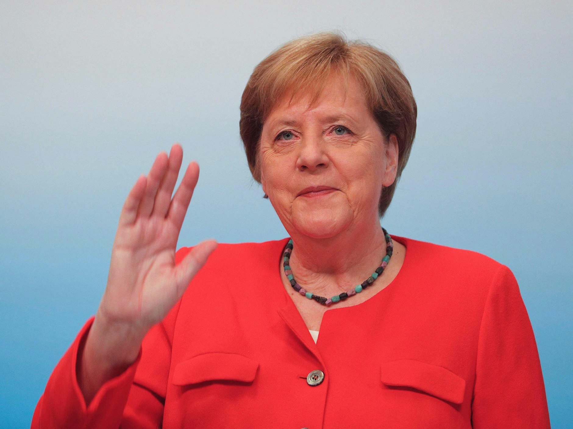 Angela Merkel im Juni 2021. Sie winkt den Teilnehmern der Nationalen Luftfahrtkonferenz 2021.&nbsp;