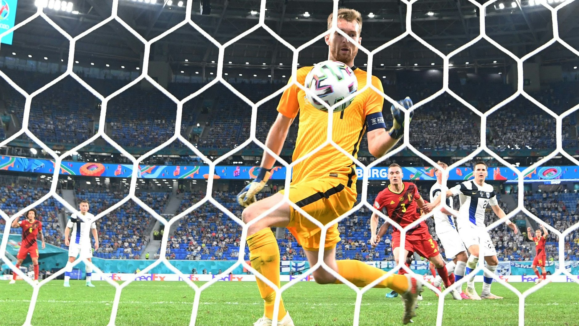 Verdammt unglücklich und entsprechend kurios: Finnland-Keeper Lukas Hradecky drückt den Ball mit dem Bauch ins eigene Tor.