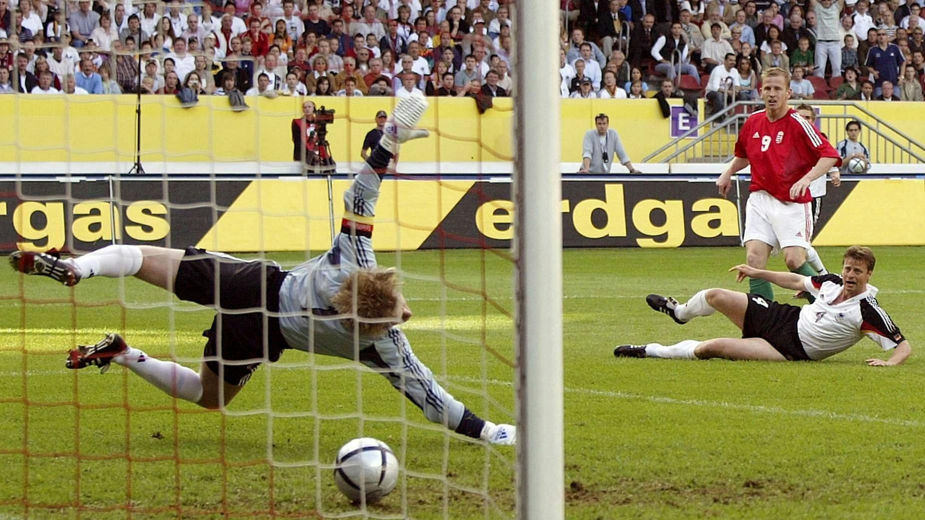 Der junge Sándor Torghelle überwindet DFB-Verteidiger Christian Wörns und Torwart Oliver Kahn.