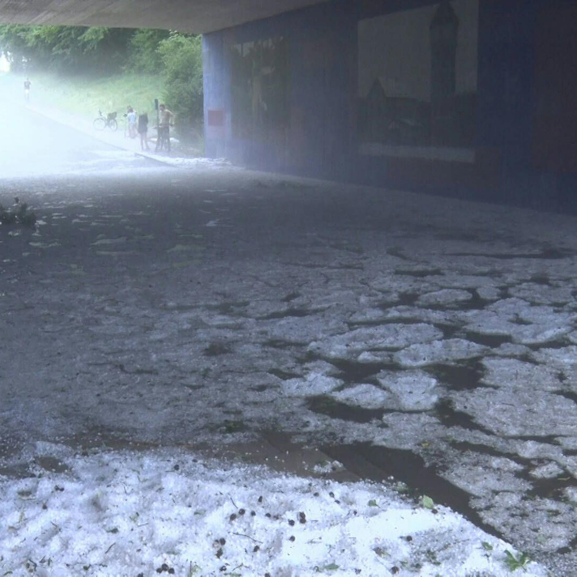 Chaos-Tief Volker bringt Starkregen und Brutal-Hagel: Wo jetzt Tornados und Sturzfluten drohen +++ Unwetter auch in Brandenburg möglich