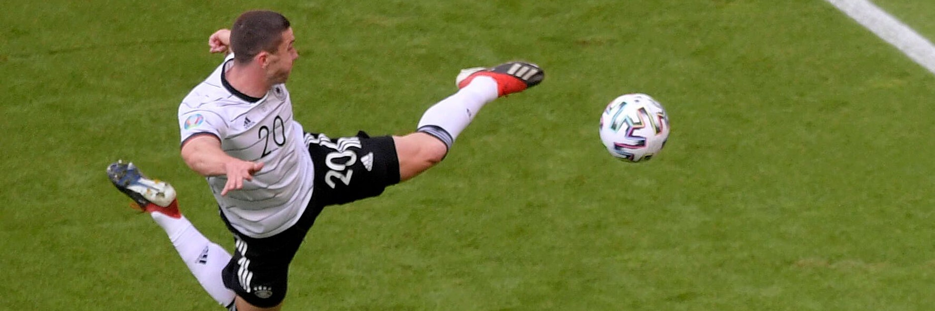 Deutschlands Robin Gosens trifft mit einer sehenswerten Flugeinlage aus einem schier unmöglichen Winkel gegen Portugal.  Zählte zwar nicht, war aber trotzdem schön.