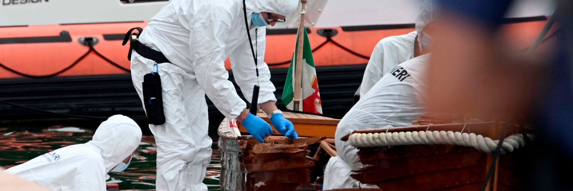 Italienische Forensiker begutachten den Schaden an dem Boot, dass mit einem zweiten Boot kollidiert war.