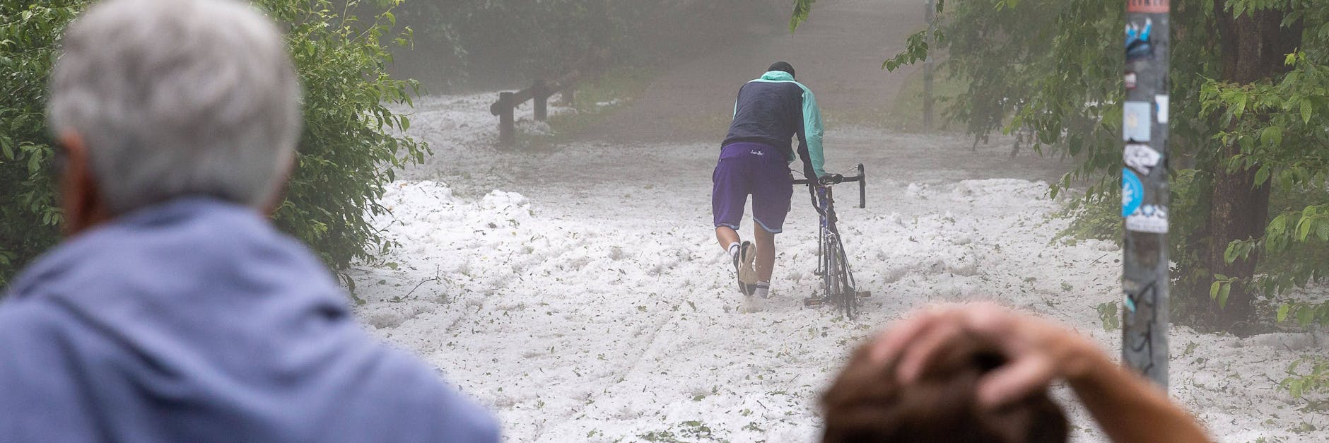 Katastrophenlage in Tübingen: Hier haben Unwetter Berge von Hagel herabregnen lassen.