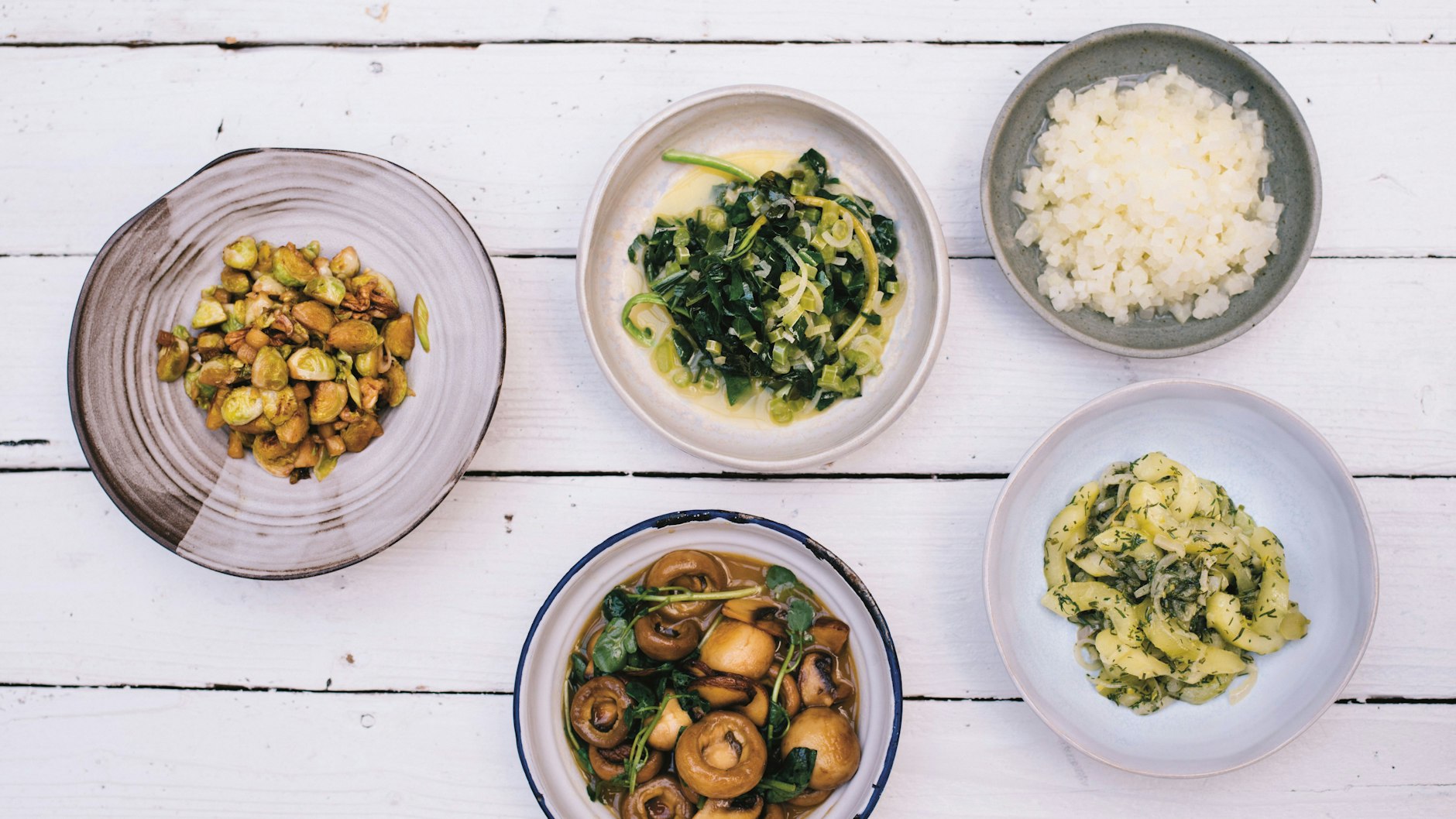 Der mittlere Teller oben zeigt den Kohlrabi-Spinat, dessen Rezept Paul Ivic in seinem Buch „Restlos glücklich“ vorstellt.