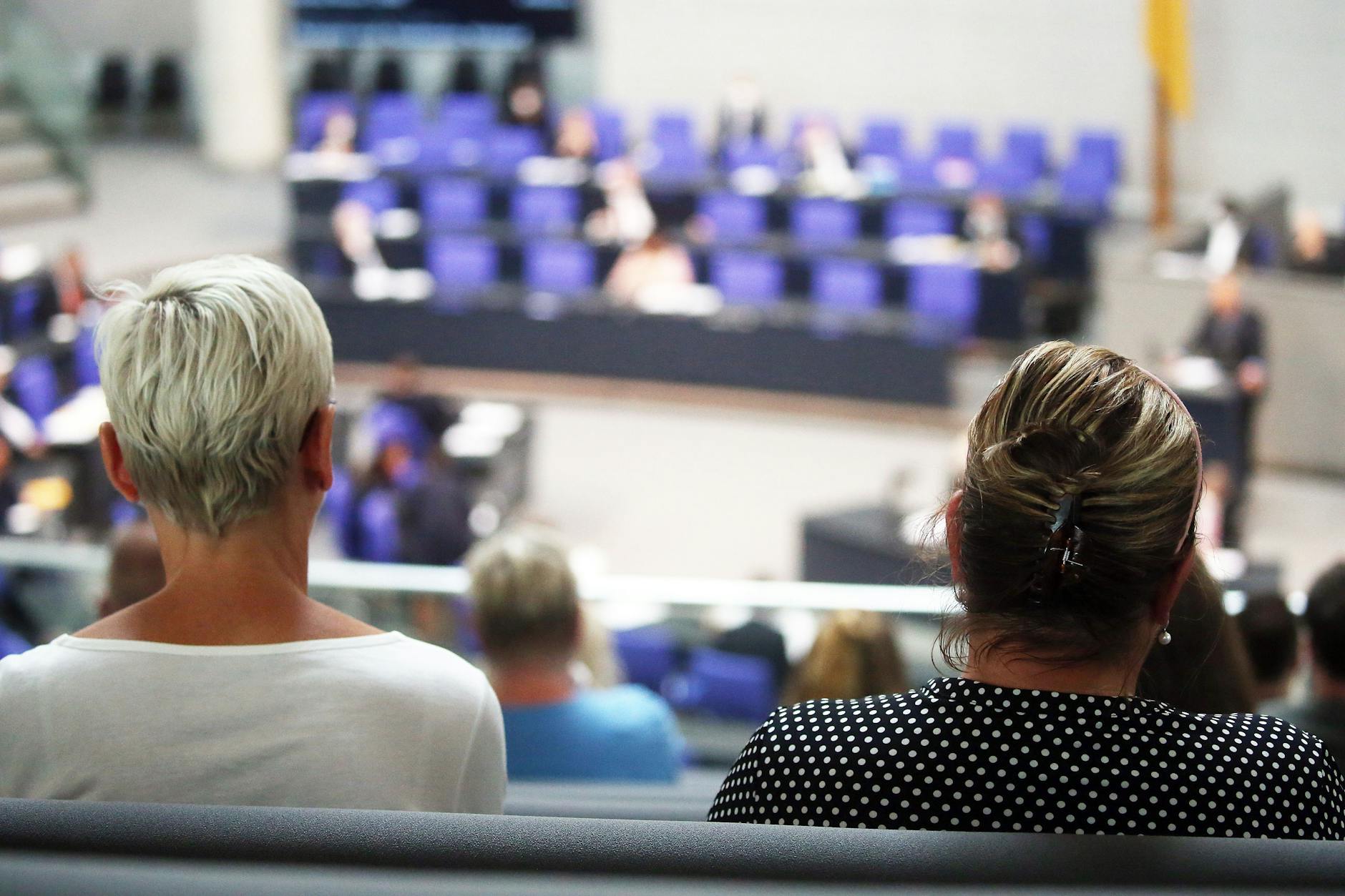 Angehörige der Opfer verfolgen von der Besuchertribüne aus die Debatte um den Abschlussbericht des Untersuchungsausschusses zum Terroranschlag auf dem Breitscheidplatz.