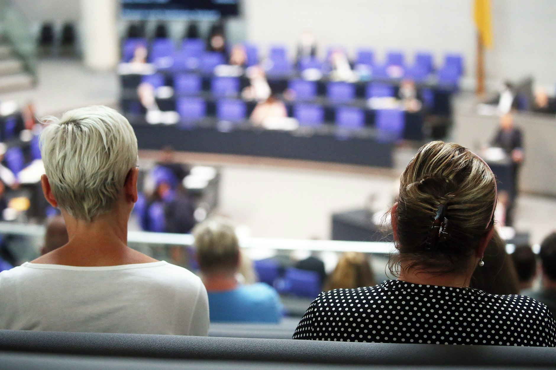 Angehörige der Opfer verfolgen von der Besuchertribüne aus die Debatte um den Abschlussbericht des Untersuchungsausschusses zum Terroranschlag auf dem Breitscheidplatz.