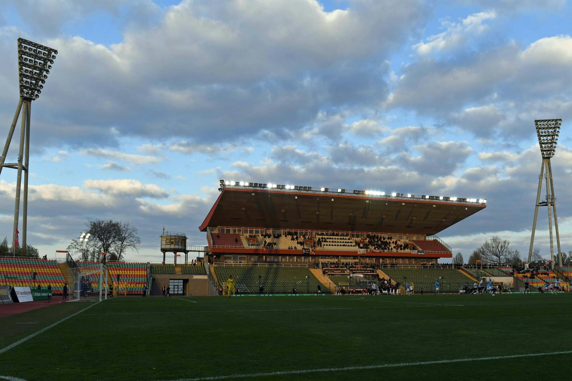 Von außen hui: Das Friedrich-Ludwig-Jahn-Stadion an der Cantianstraße