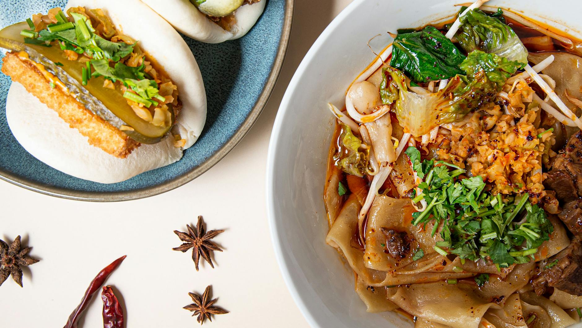 Sichuan-Nudeln und Buns bei Wen Cheng Handpulled Noodles.