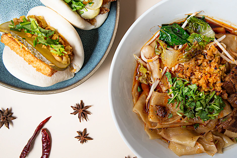 Sichuan-Nudeln und Buns bei Wen Cheng Handpulled Noodles.