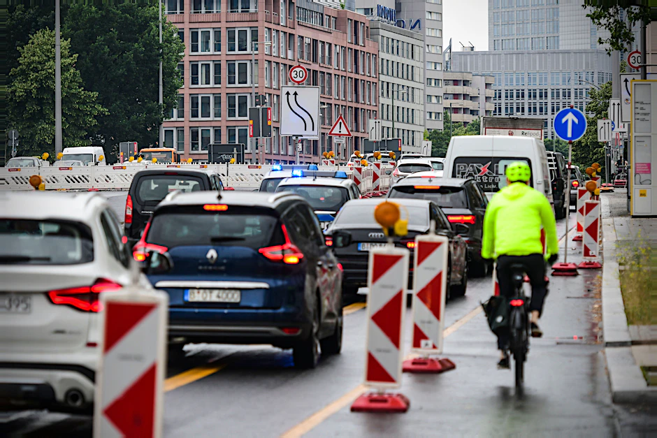 Stau in Mitte: Weil es auf der Mühlendammbrücke in Richtung Potsdamer Platz nur noch einspurig vorangeht, brauchen Kraftfahrer auf der wichtigen Ost-West-Verbindung nun noch mehr Geduld.
