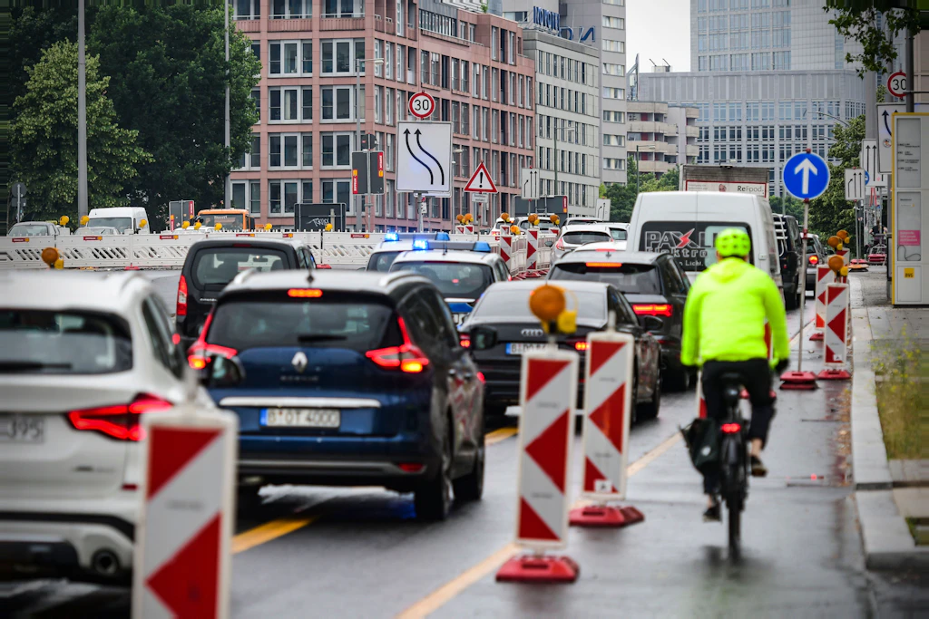 Lange Staus in Mitte: Schwere Schäden an Mühlendammbrücke entdeckt