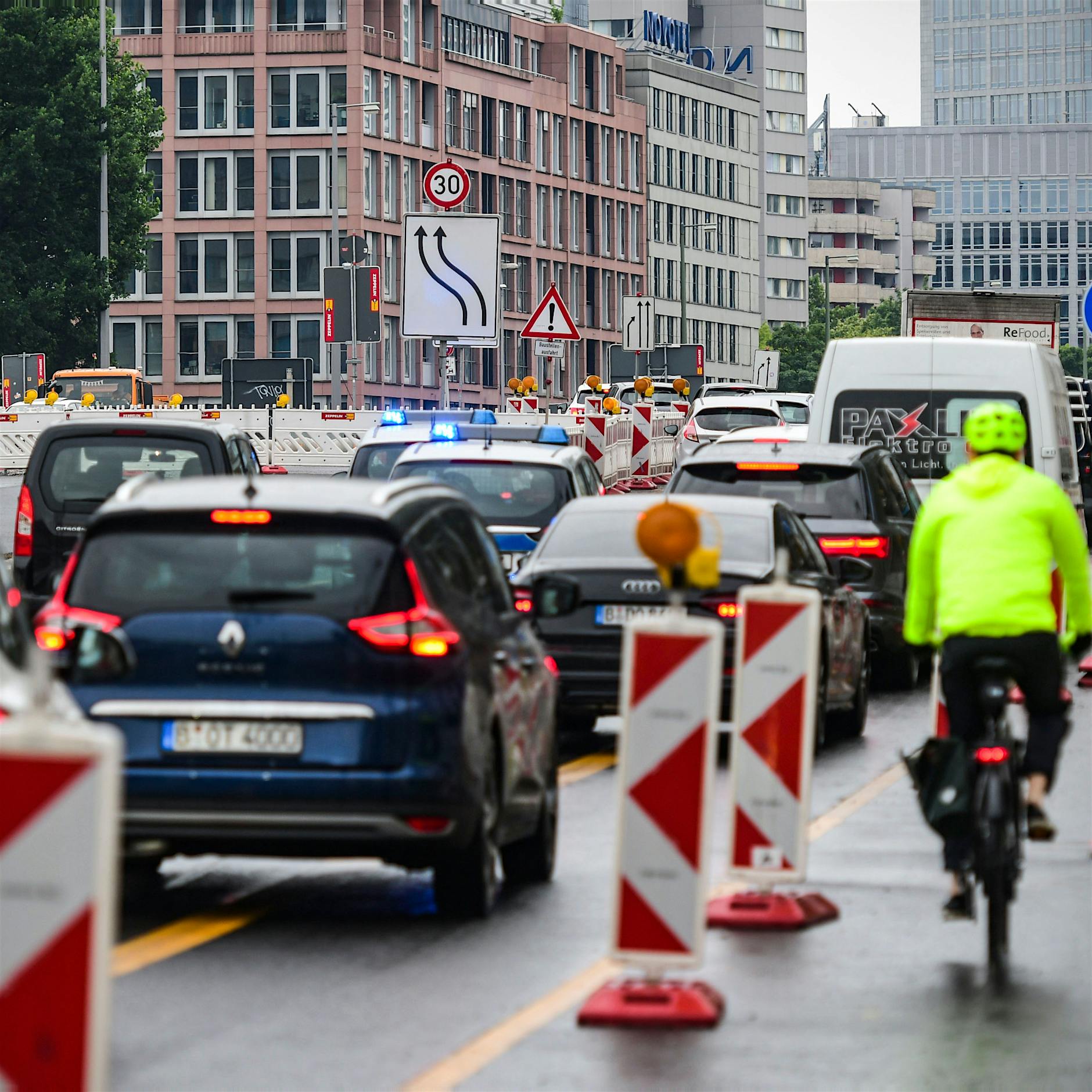 Lange Staus in Mitte: Schwere Schäden an Mühlendammbrücke entdeckt