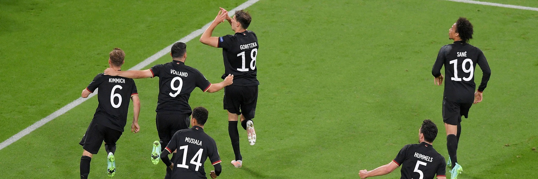 Die Erlösung: Leon Goretzka (3.v.l.) feiert mit seinem Kollegen Deutschlands spätes 2:2 im EM-Spiel gegen Ungarn.&nbsp;